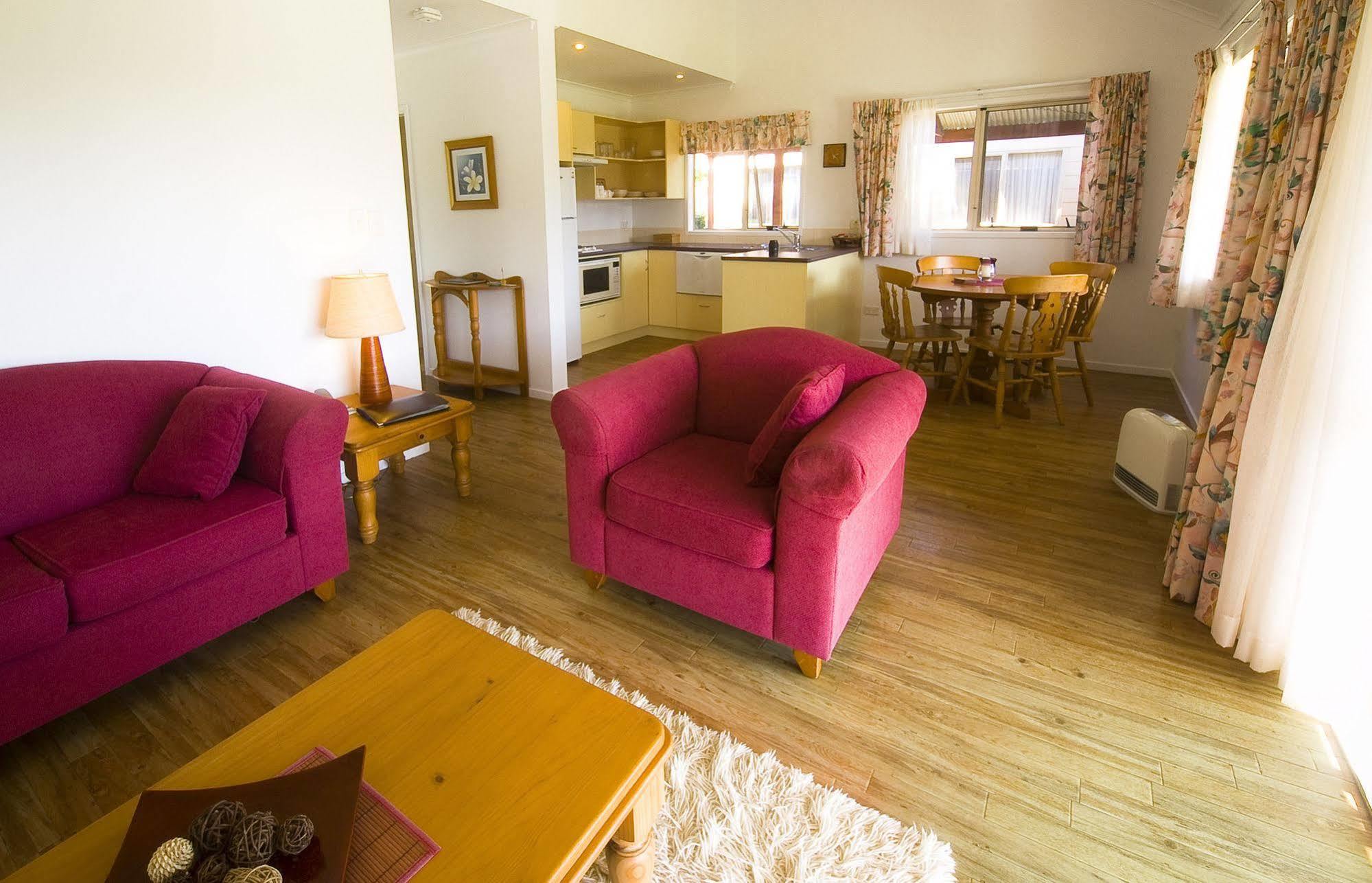 בורנט פיין Poinciana Cottages מראה חיצוני תמונה